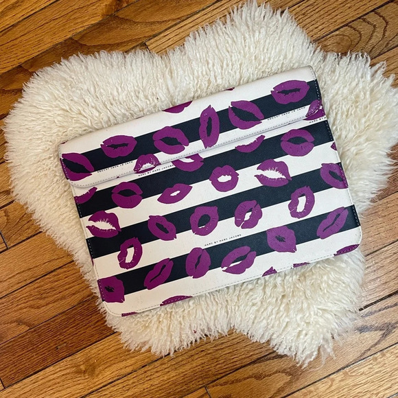 Marc by Marc Jacobs Incase for MacBook  Air (or oversized Clutch!) - Picture 1 of 9